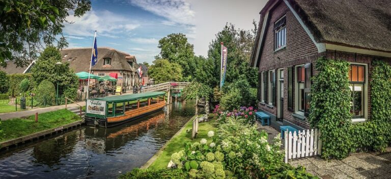 หมู่บ้านGiethoorn หมู่บ้านที่ใช้แม่น้ำแทนถนนแห่งเนเธอร์แลนด์
